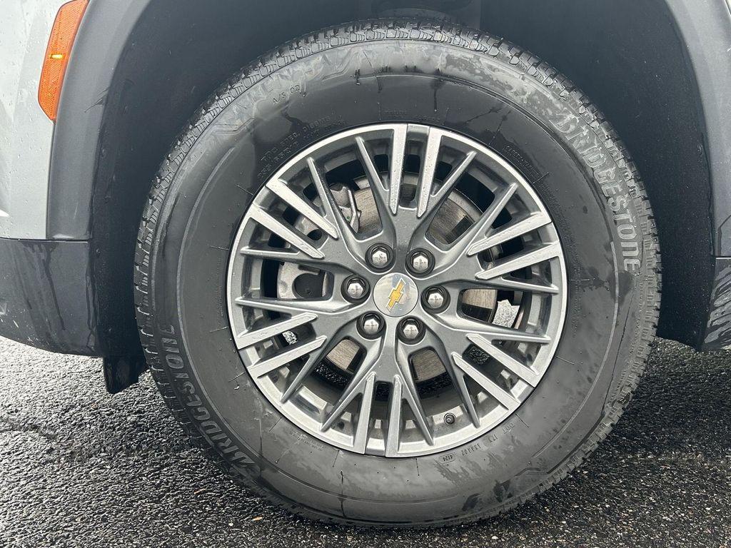 used 2025 Chevrolet Traverse car, priced at $36,998