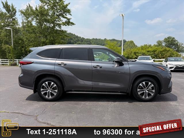 used 2022 Toyota Highlander car, priced at $37,881