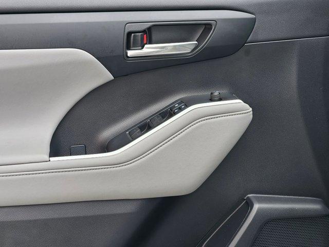 used 2021 Toyota Highlander car, priced at $34,995