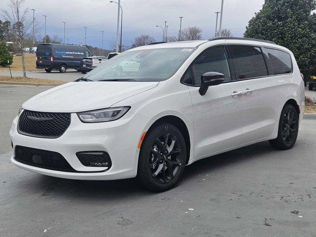 new 2024 Chrysler Pacifica car, priced at $42,440