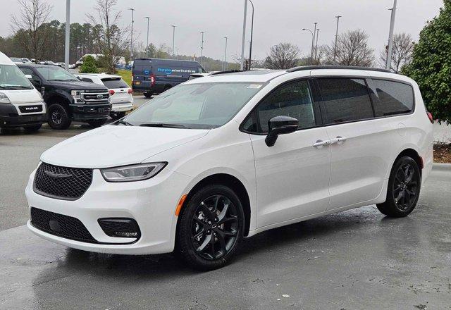 new 2024 Chrysler Pacifica car, priced at $42,847