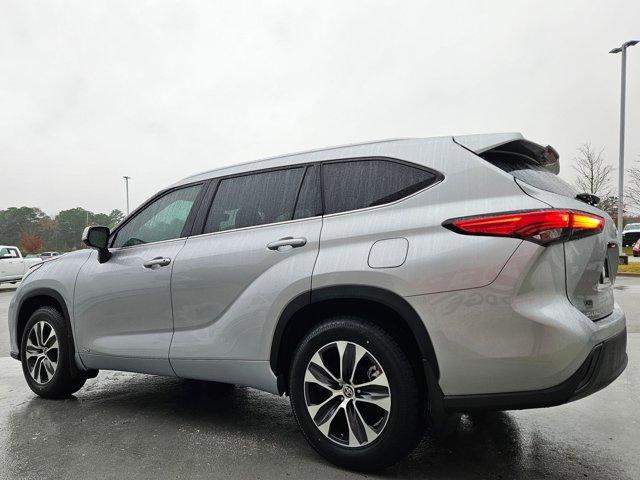 used 2022 Toyota Highlander car, priced at $34,995