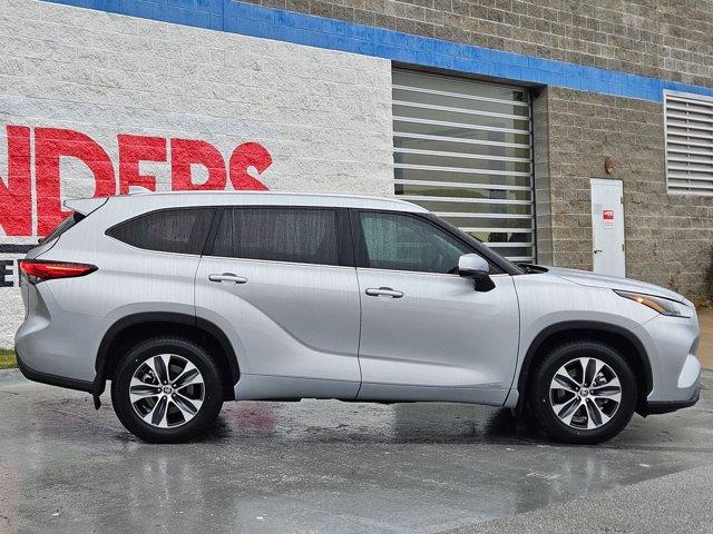 used 2022 Toyota Highlander car, priced at $34,995