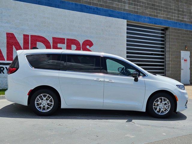 new 2025 Chrysler Pacifica car, priced at $43,647