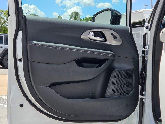new 2025 Chrysler Pacifica car, priced at $43,647