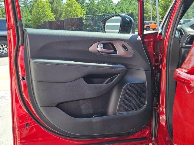new 2025 Chrysler Pacifica car, priced at $45,422