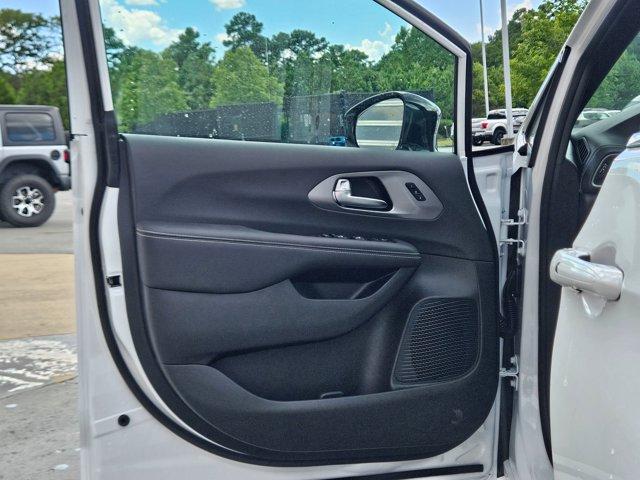 new 2025 Chrysler Pacifica car, priced at $40,945