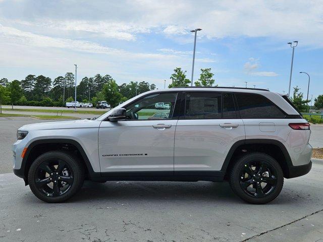 new 2025 Jeep Grand Cherokee car, priced at $45,698