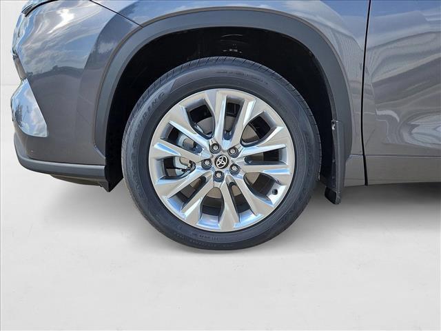 new 2025 Toyota Highlander car, priced at $52,627