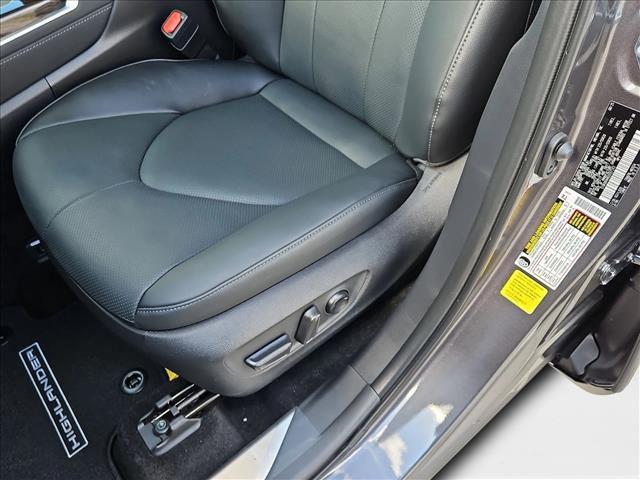new 2025 Toyota Highlander car, priced at $52,627