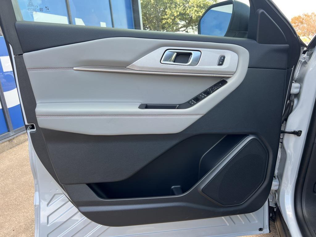new 2025 Ford Explorer car, priced at $40,945