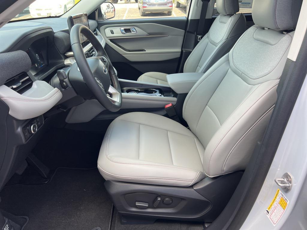 new 2025 Ford Explorer car, priced at $40,945