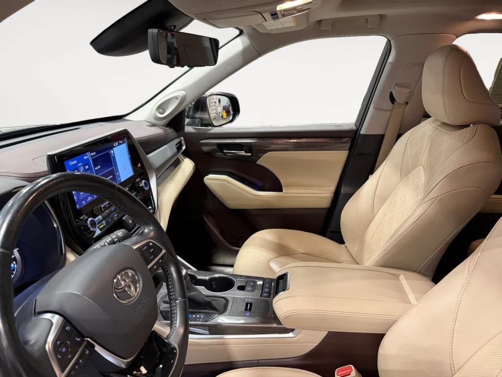 used 2020 Toyota Highlander Hybrid car, priced at $37,900
