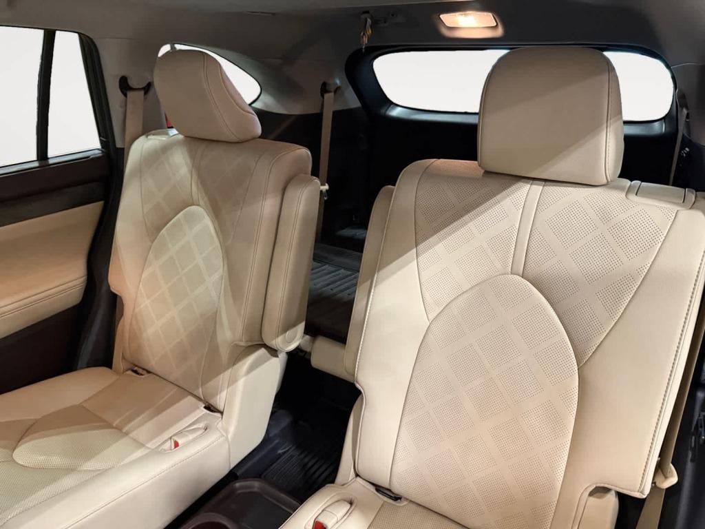 used 2020 Toyota Highlander Hybrid car, priced at $37,900
