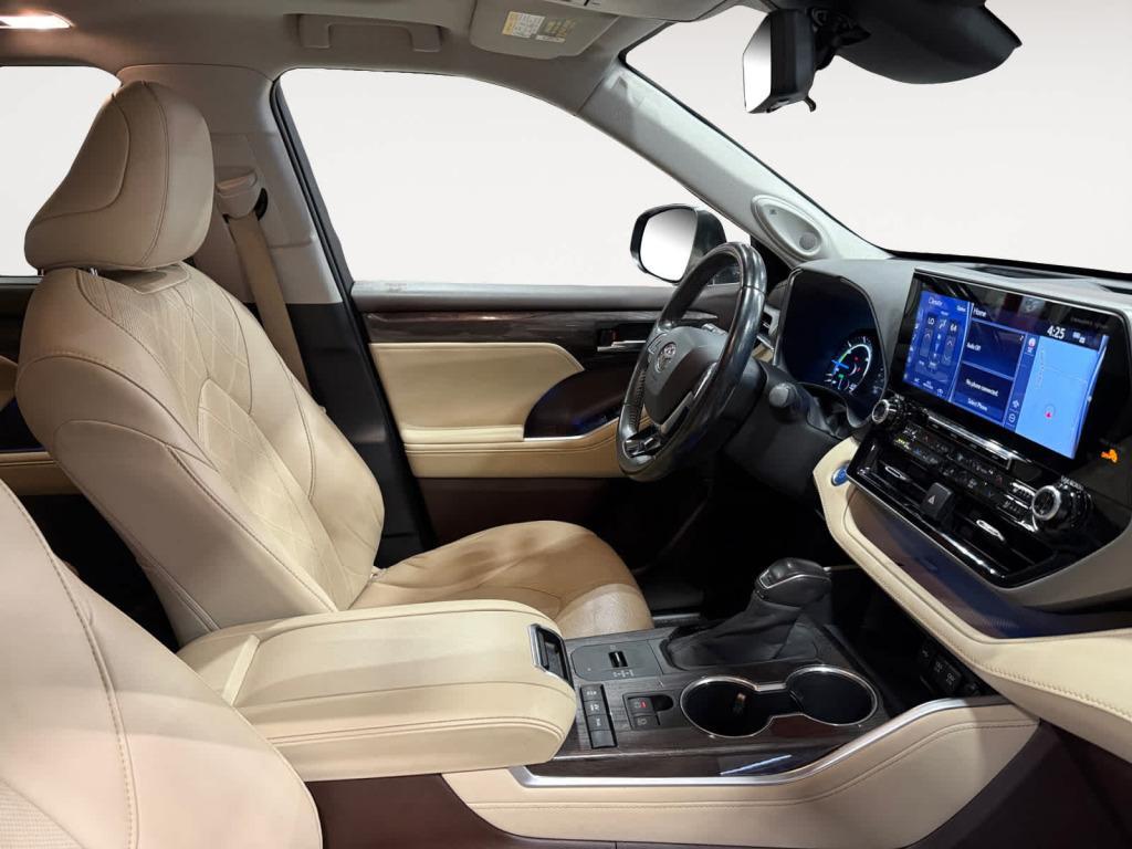 used 2020 Toyota Highlander Hybrid car, priced at $37,900