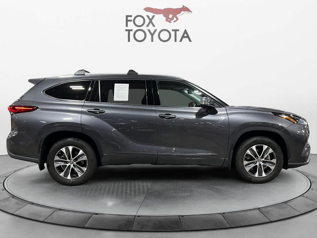 used 2022 Toyota Highlander car, priced at $39,821