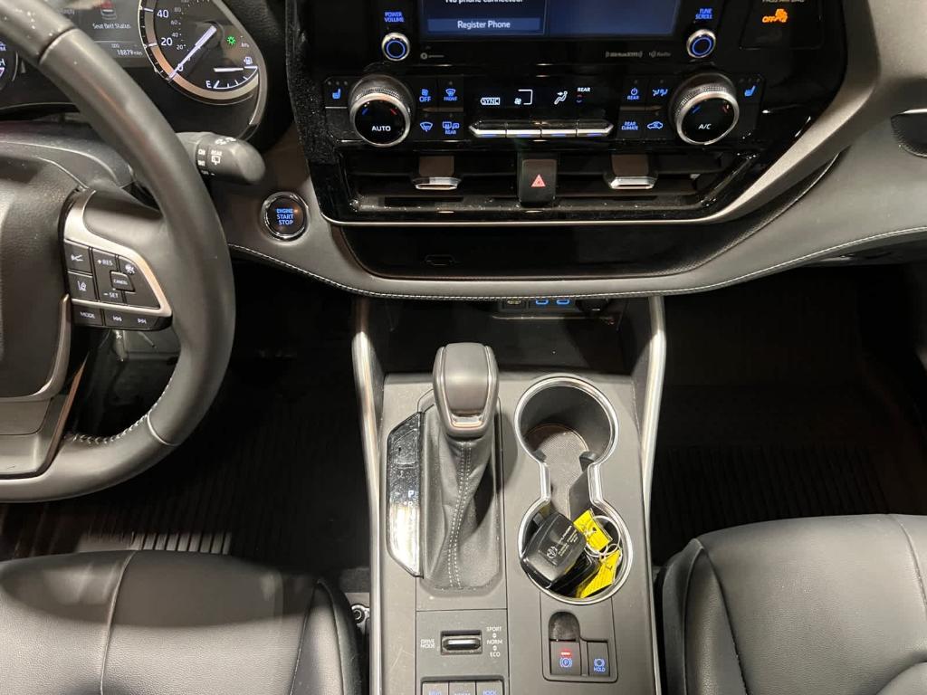 used 2022 Toyota Highlander car, priced at $39,821