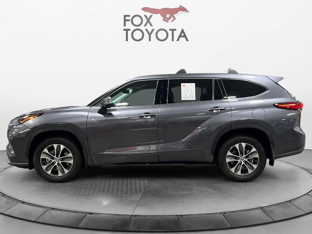 used 2022 Toyota Highlander car, priced at $39,821