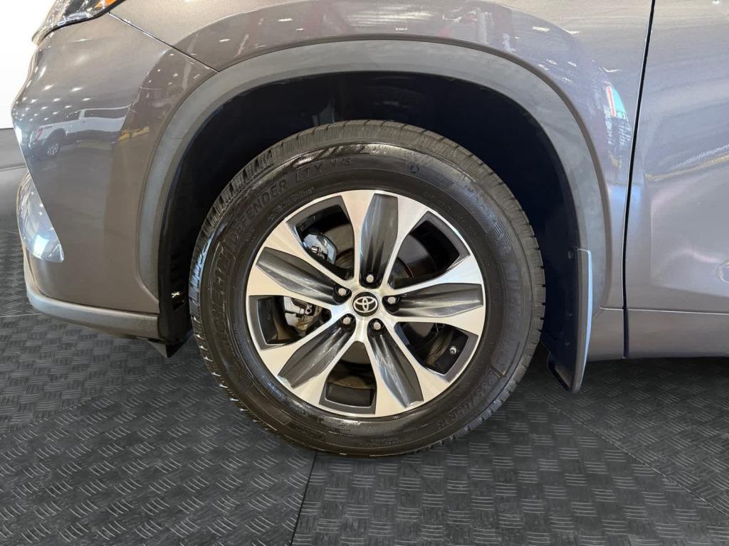 used 2022 Toyota Highlander car, priced at $39,021