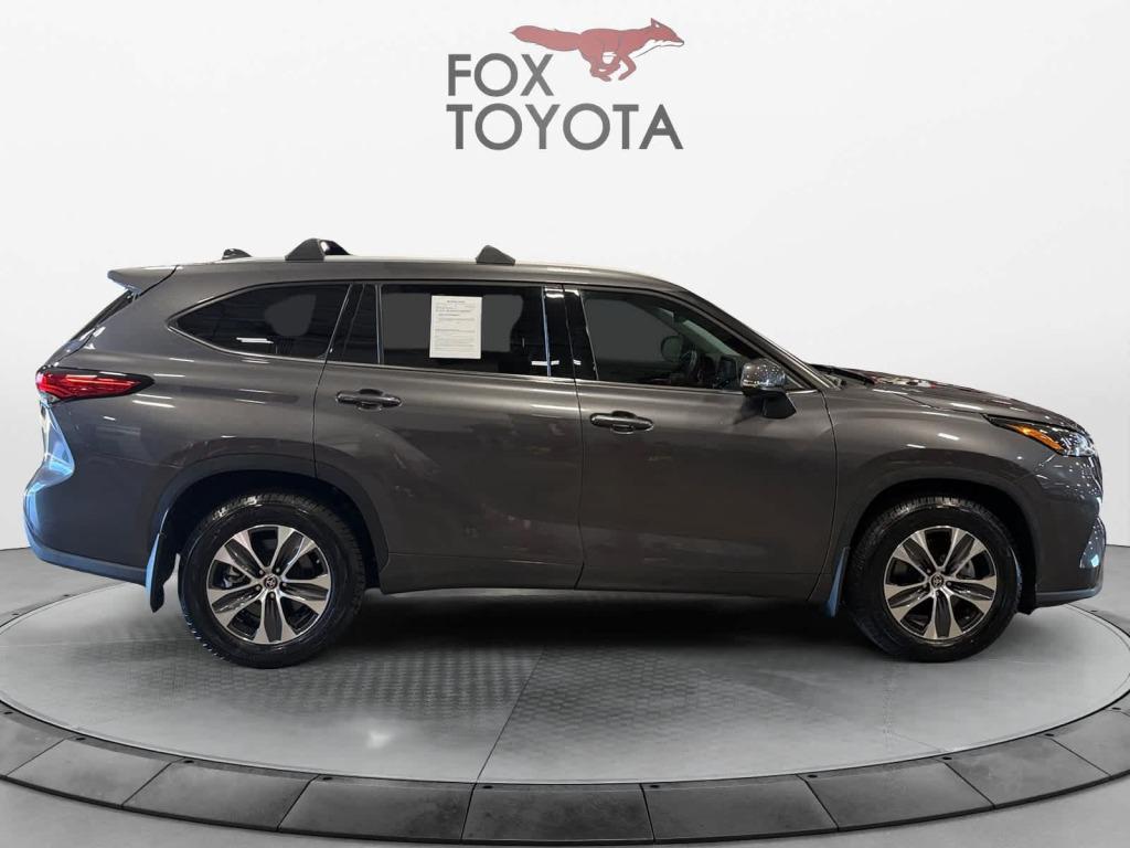 used 2022 Toyota Highlander car, priced at $39,021