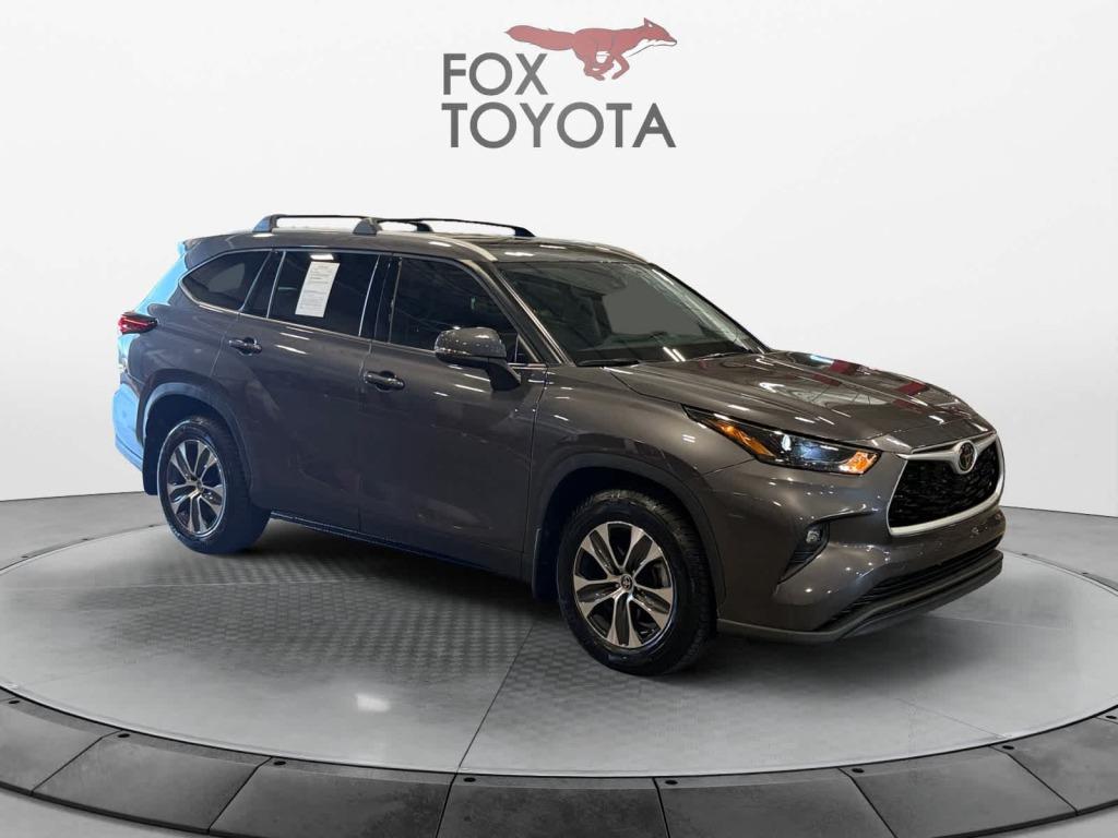 used 2022 Toyota Highlander car, priced at $39,021