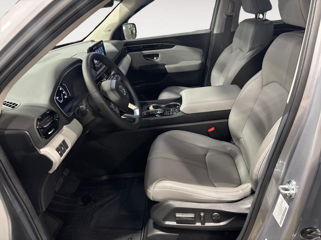 used 2025 Honda Pilot car, priced at $48,273