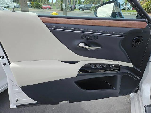 new 2025 Lexus ES 300h car, priced at $48,069