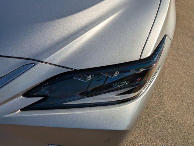 new 2025 Lexus ES 300h car, priced at $53,433