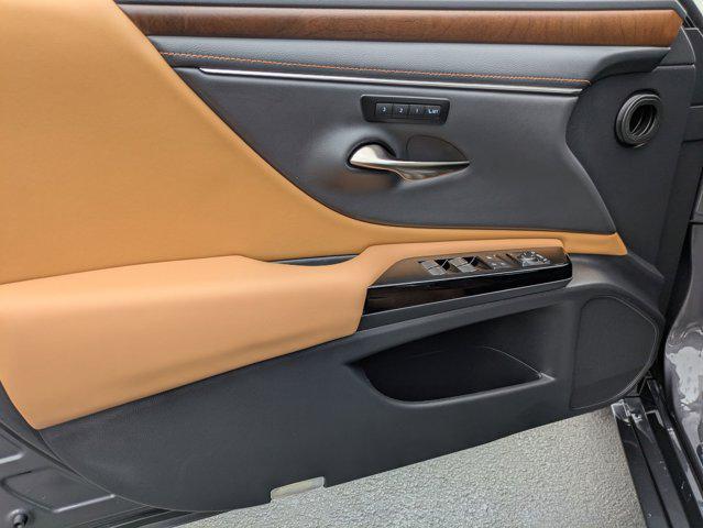 new 2025 Lexus ES 300h car, priced at $50,614