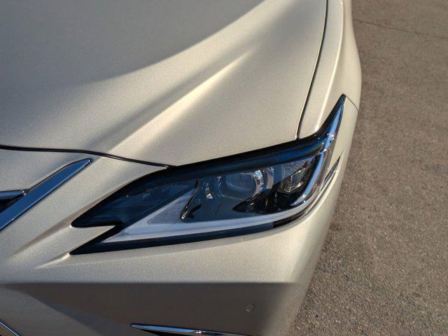 new 2025 Lexus ES 300h car, priced at $46,225