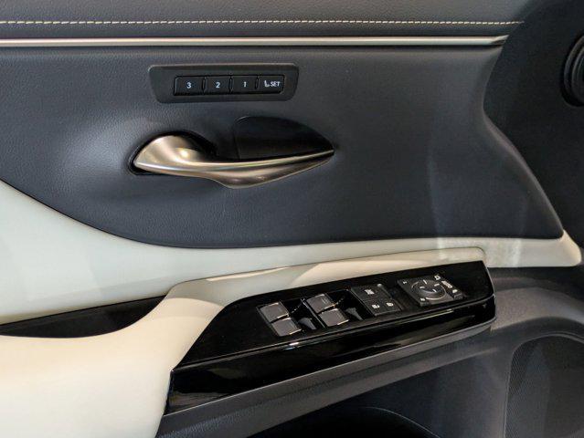 new 2025 Lexus ES 300h car, priced at $47,652