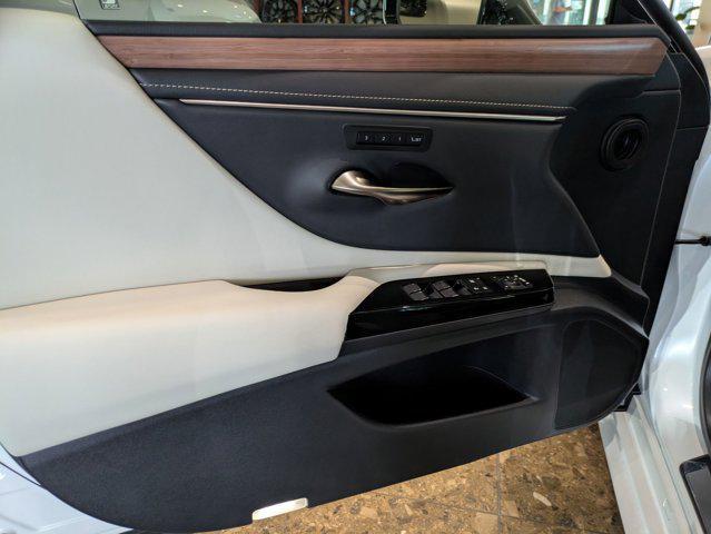 new 2025 Lexus ES 300h car, priced at $47,652