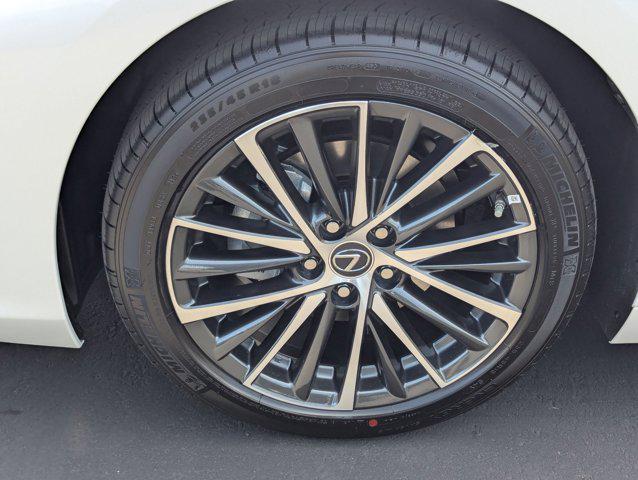 new 2025 Lexus ES 300h car, priced at $46,152