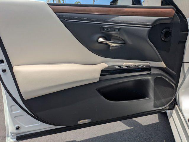 new 2025 Lexus ES 300h car, priced at $46,272