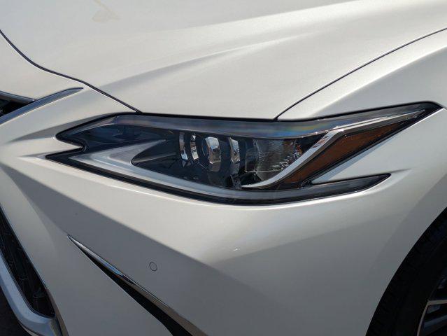 new 2025 Lexus ES 300h car, priced at $46,272