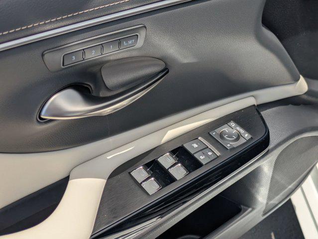 new 2025 Lexus ES 300h car, priced at $46,272