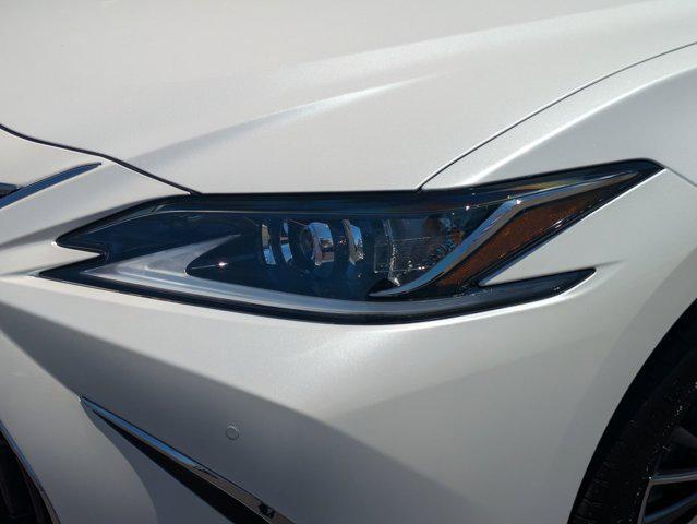 new 2025 Lexus ES 300h car, priced at $46,354
