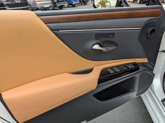 new 2025 Lexus ES 300h car, priced at $47,652