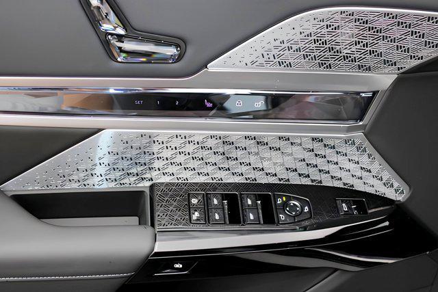 new 2025 BMW 760 car, priced at $137,435