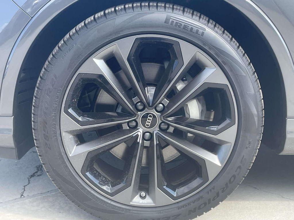 new 2025 Audi Q7 car, priced at $77,580