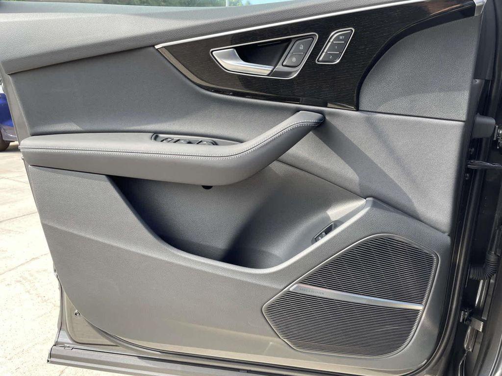 new 2025 Audi Q7 car, priced at $77,580