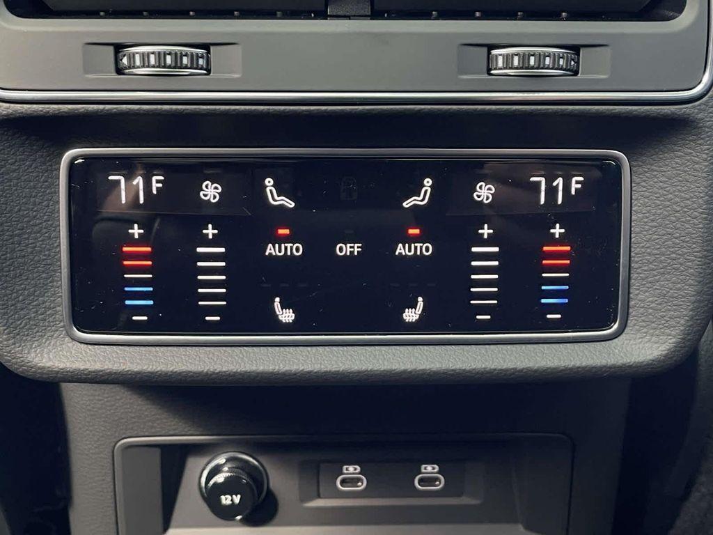 new 2025 Audi Q7 car, priced at $77,580