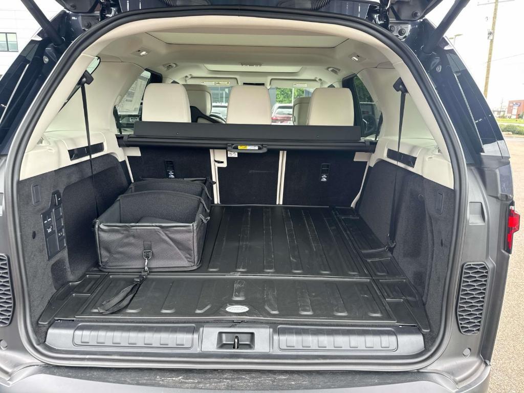 new 2025 Land Rover Discovery car, priced at $69,093