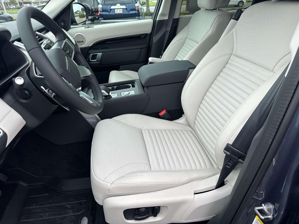 new 2025 Land Rover Discovery car, priced at $69,093