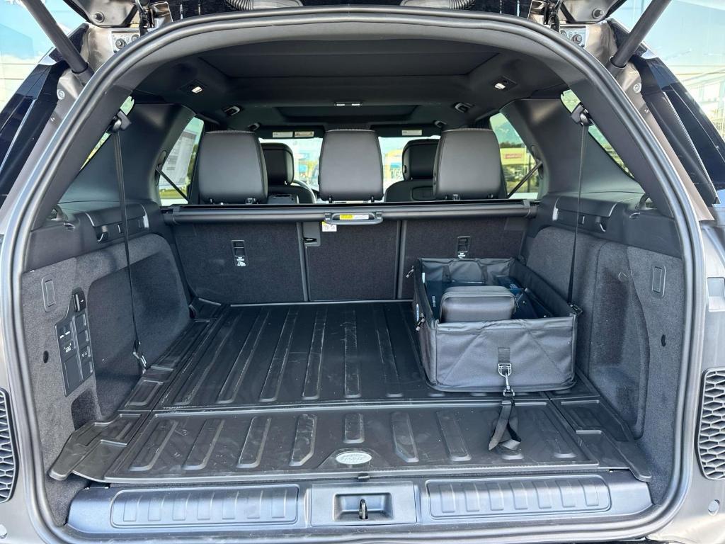 new 2025 Land Rover Discovery car, priced at $75,593