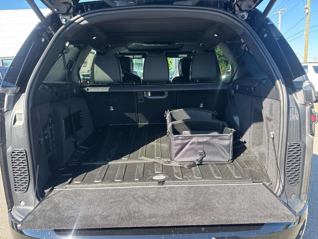 new 2026 Land Rover Discovery car, priced at $73,561