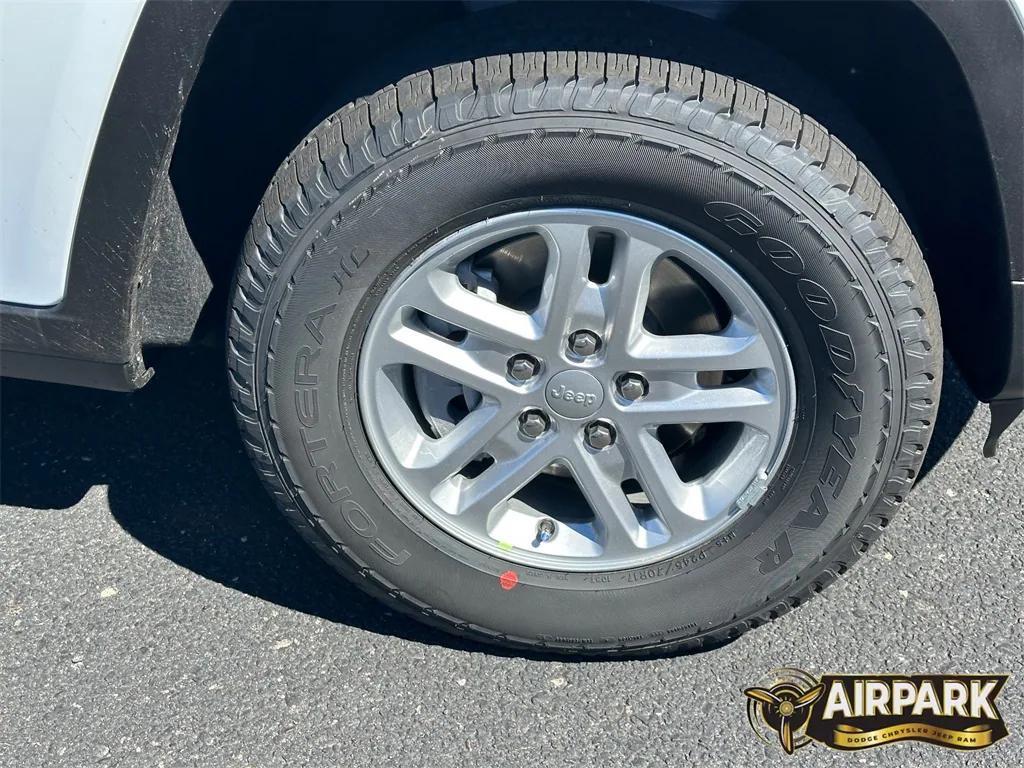 new 2025 Jeep Grand Cherokee car, priced at $42,825