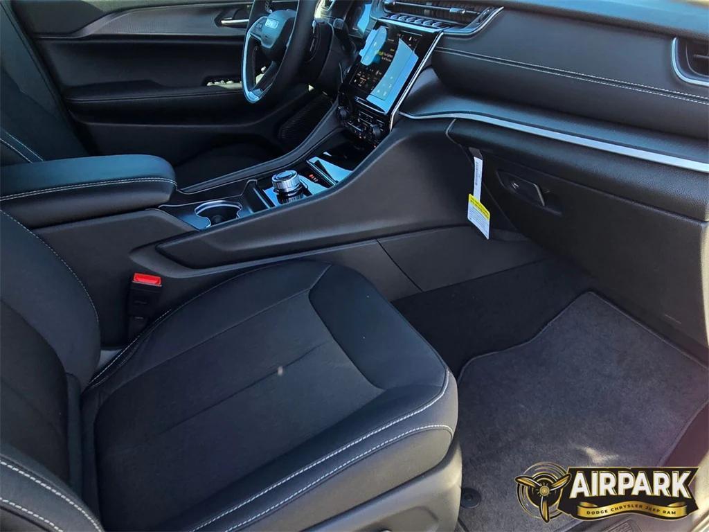 new 2025 Jeep Grand Cherokee car, priced at $43,575