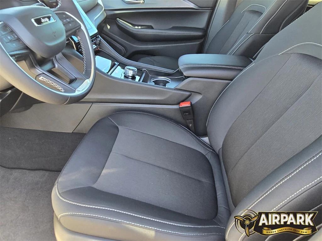 new 2025 Jeep Grand Cherokee car, priced at $43,575