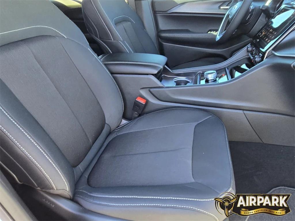 new 2025 Jeep Grand Cherokee car, priced at $43,575